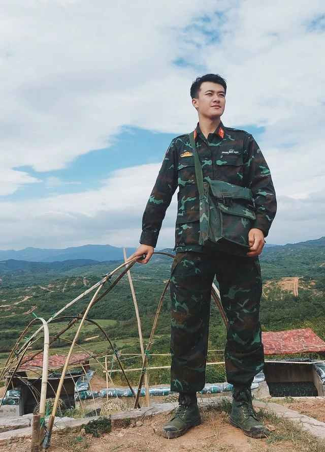 Minh Quang tốt nghiệp Học viện Hậu cần, hiện đang công tác tại Trung đoàn 246, sư đoàn 346, Quân khu 1.