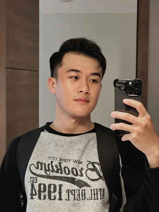 Đây là lần đầu tiên Minh Quang tham gia diễu binh tại Lễ kỷ niệm cấp nhà nước lớn như thế này. "Soái ca" khối Cảnh sát biển Việt Nam cùng đồng đội nhận nhiệm vụ tập luyện từ ngày 19/2 và di chuyển lên Điện Biên vào ngày 24/4.