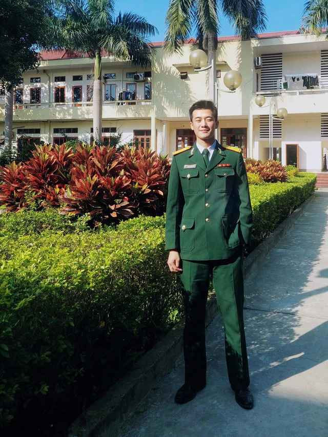 Được biết, nam sĩ quan khối Cảnh sát biển Việt Nam đang nổi như cồn trên MXH này là Trung úy Phạm Minh Quang (25 tuổi, quê ở Cao Bằng).