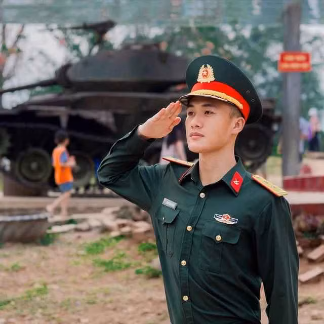 Mọi người dành cho chàng trai nam quân nhân khối Cảnh sát biển Việt Nam những lời “có cánh” vì ngoại hình, thần thái như tài tử.