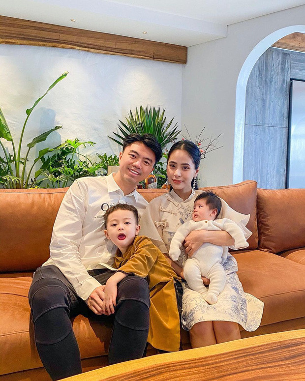 Ngay cả khi vét cạn ví, ca nương Kiều Anh cũng chỉ lôi ra được một xếp tiền lẻ với tờ tiền có mệnh giá lớn nhất không quá 20.000 đồng.