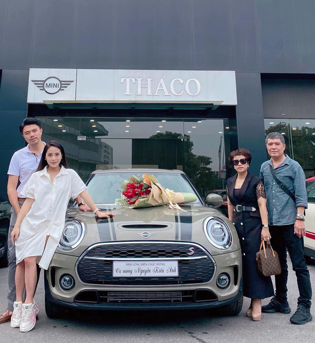 Chính ca nương Kiều Anh đã phải dở khóc dở cười thừa nhận: "Haha, mang tiếng bà chủ hôm nay ra đường mang từng này tiền".