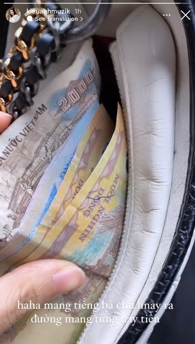 Theo đó, Kiều Anh đã tiết lộ bí mật bên trong chiếc túi hiệu mình xách đi làm. Những tưởng là bà chủ lớn, ra đường phải tập lớn tập bé toàn tiền với thẻ cho đúng vị thế, nhưng sự thật không phải vậy.