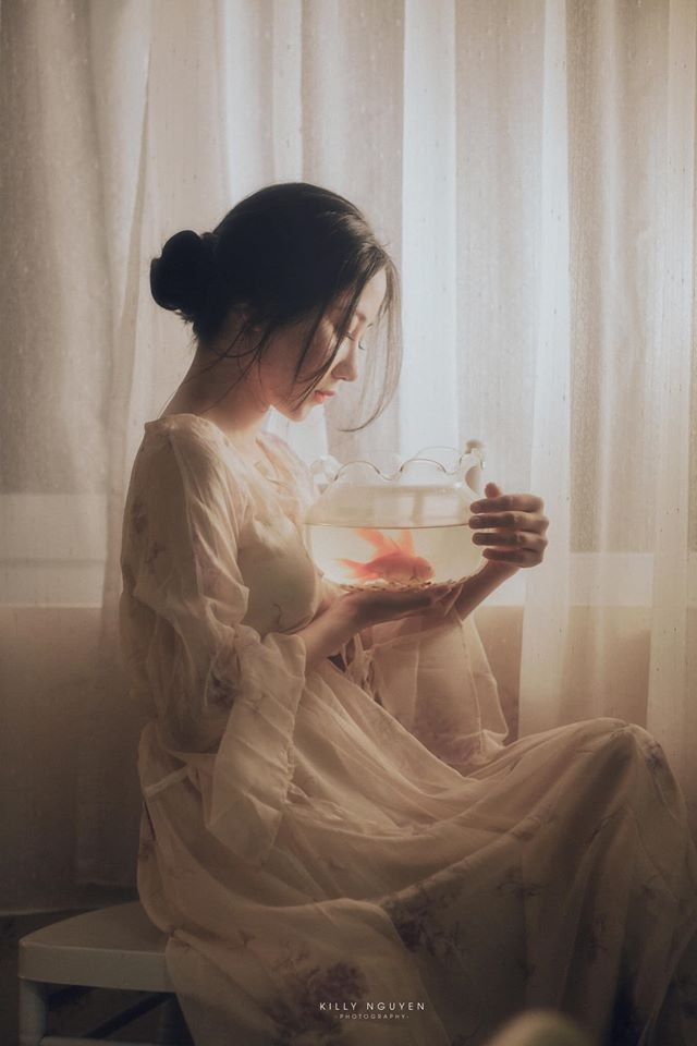 Với lợi thế ngoại hình, sự tự tin và giọng nói nhẹ nhàng, truyền cảm, lôi cuốn nên Như Quỳnh lọt vào mắt xanh của các nhiếp ảnh gia, quay phim, đạo diễn.