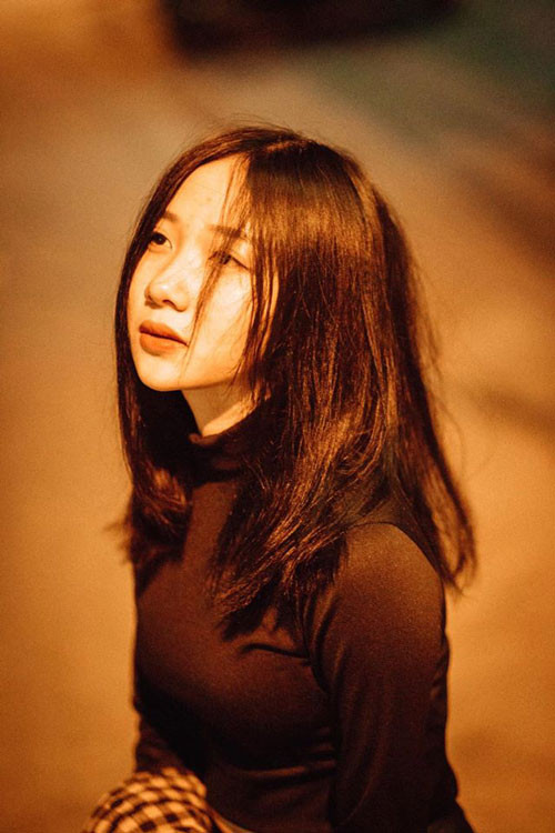 Như Quỳnh sở hữu một khuôn mặt đẹp với sống mũi cao, đôi mắt to tròn cùng miệng cười duyên dáng.