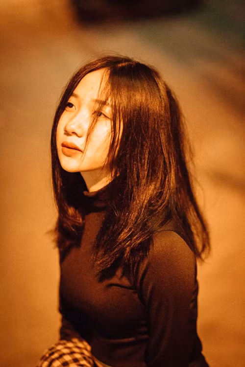 Như Quỳnh sở hữu một khuôn mặt đẹp với sống mũi cao, đôi mắt to tròn cùng miệng cười duyên dáng.