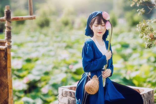 Ngoài thời gian học tập tại trường, Như Quỳnh làm thêm nhiều công việc part-time khác như: làm MC, mẫu ảnh, cover nhạc, chụp ảnh, reviewer, làm content và quản lý một số diễn đàn mạng…