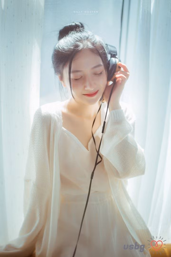 Khi những hình ảnh xinh đẹp của Như Quỳnh với góc nghiêng gương mặt siêu đẹp được chia sẻ rất nhiều trong các hội nhóm ngắm trai xinh, gái đẹp.