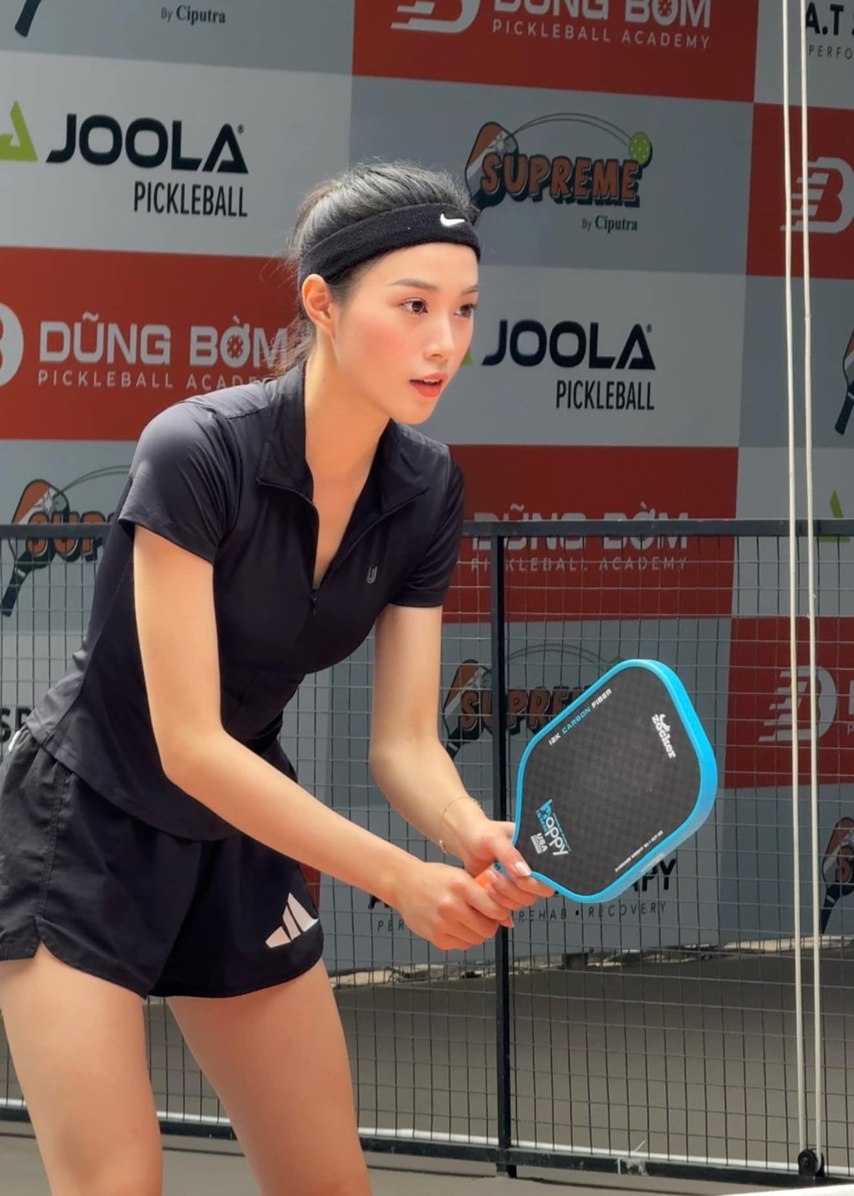 Chẳng cần ăn mặc quá quyến rũ như nhiều nữ tay vợt pickleball khác nhưng Đặng Thu Huyền vẫn toát lên vẻ quyến rũ riêng.