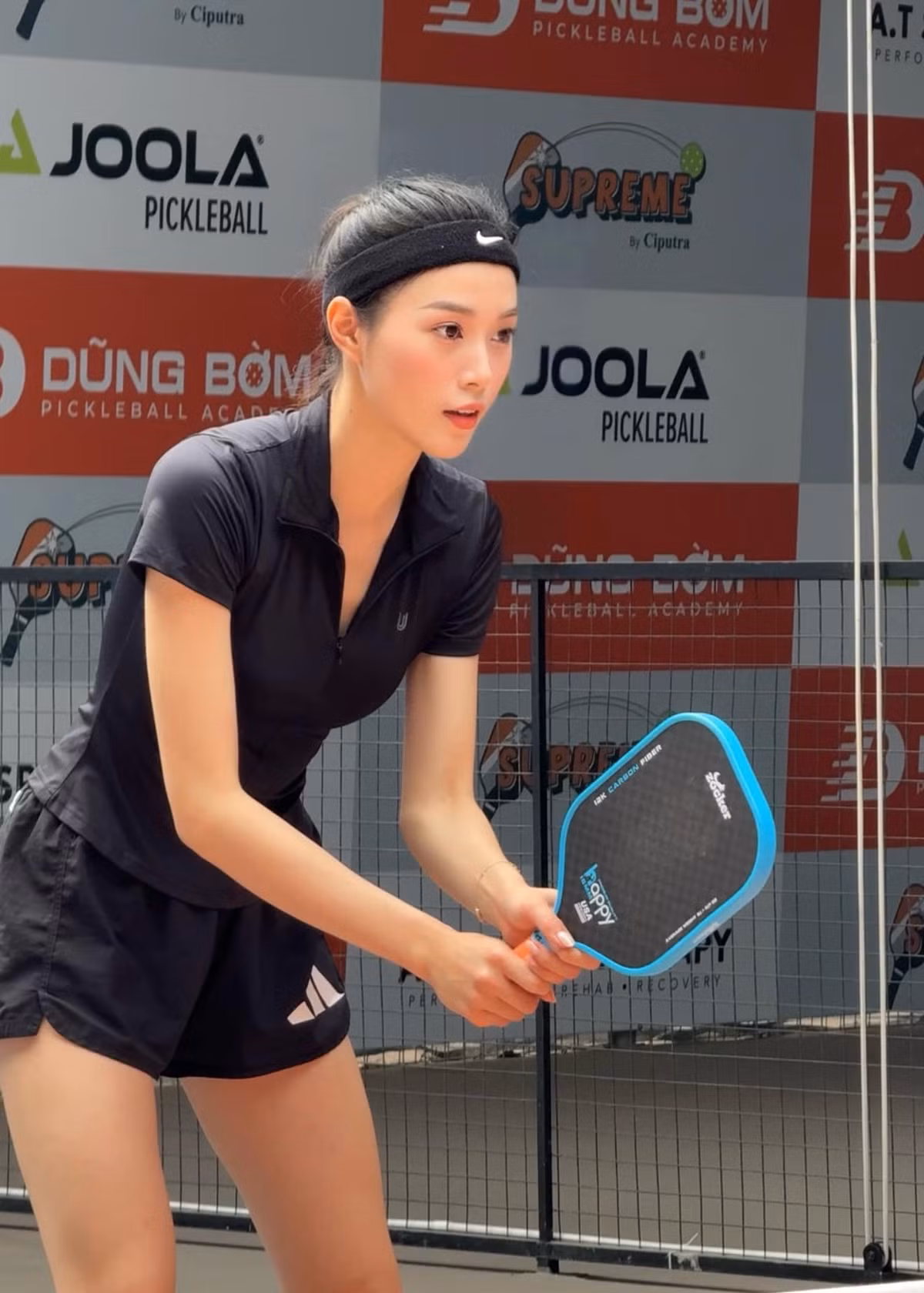 Chẳng cần ăn mặc quá quyến rũ như nhiều nữ tay vợt pickleball khác nhưng Đặng Thu Huyền vẫn toát lên vẻ quyến rũ riêng.