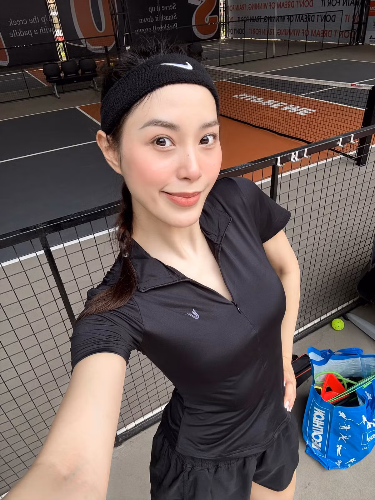 Nàng cựu hoa khôi bóng chuyền chia sẻ đây là ngày đầu tiên làm quen với pickleball. Dù có hơi muộn nhưng có vẻ như cô nàng thích nghi nhan với môn thể thao này.