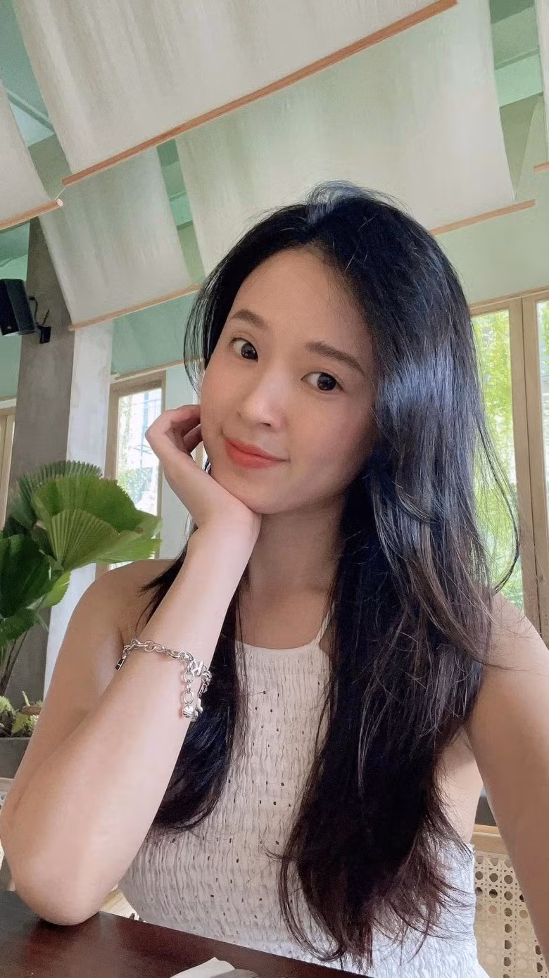 Midu tên thật là Đặng Thị Mỹ Dung, sinh năm 1989. Cô là diễn viên, người mẫu ảnh, doanh nhân và còn là giảng viên trường đại học.