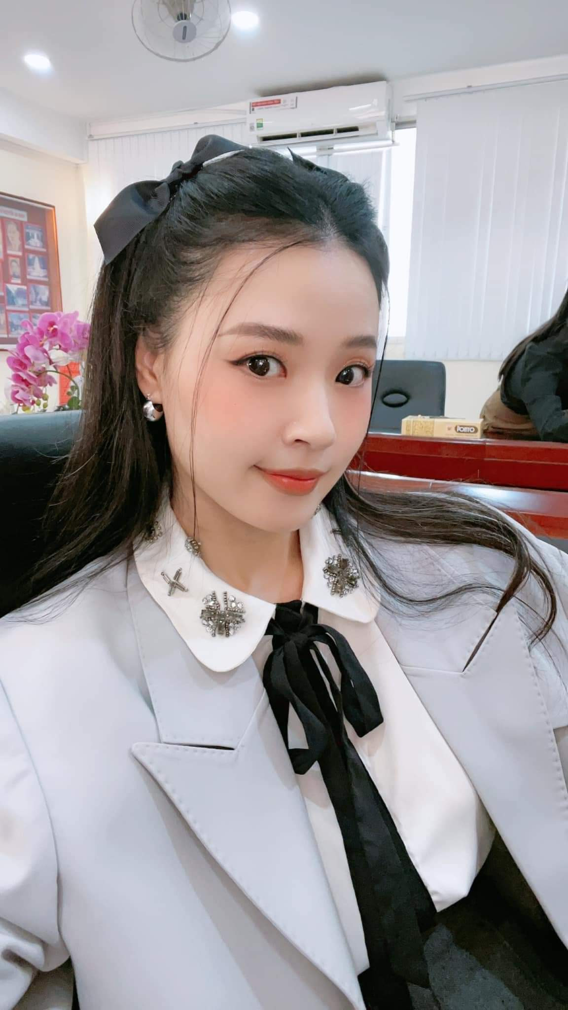 Hình ảnh của người đẹp luôn gắn liền với sự trong sáng nhẹ nhàng.