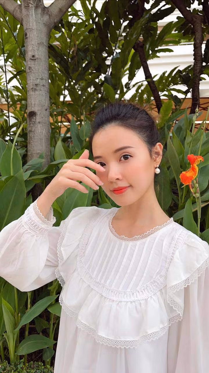 Midu hiện là giảng viên ngành Thiết kế thời trang (khoa Kiến trúc Mỹ thuật thuộc Đại học Công nghệ TPHCM - Hutech).