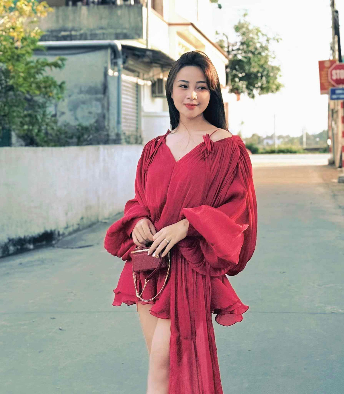 Nhật Linh và Văn Đức hẹn hò chớp nhoáng rồi kết hôn vào đầu năm 2020. Cặp đôi hiện đã có 2 nhóc tỳ, luôn xây dựng hình ảnh gia đình hạnh phúc, chồng chăm vợ hết mực, vợ khéo léo đảm đang.