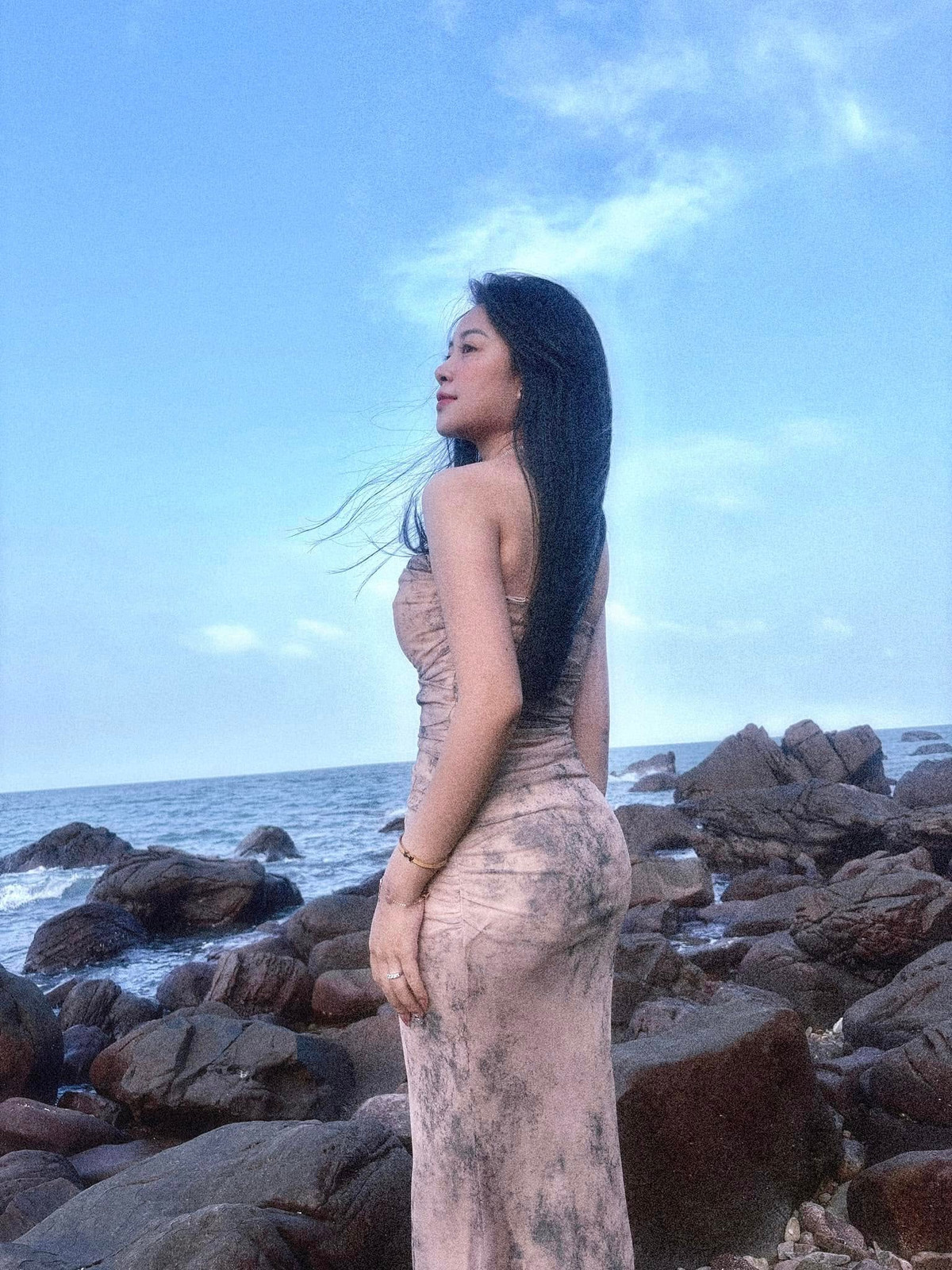 Chân dài cực phẩm, gương mặt nhỏ xinh đẹp, sau 5 năm về chung một nhà với Văn Đức, Nhật Linh ngày càng nhuận sắc