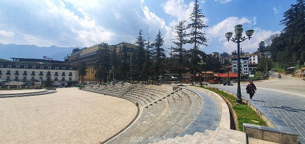 So với cùng kì hàng năm, thời điểm này ở Sa Pa vắng vẻ hơn nhiều, các điểm check-in nổi tiếng như Nhà thờ đá Sa Pa, bản Cát Cát, đỉnh Fansipang,... đều rơi vào cảnh đìu hiu khách.