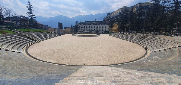 2 trường hợp nhiễm Covid-19 tại Lào Cai được xác định là cặp vợ chồng người Anh đi cùng chuyến bay với bệnh nhân số 17 đến Hà Nội, rồi đi từ Hà Nội đến Sa Pa du lịch 2 ngày (5 - 6/3).