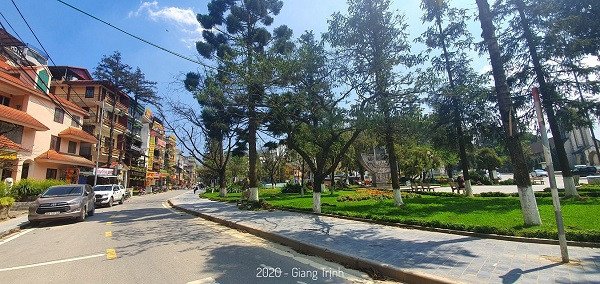 Đồng quan điểm với T.Q.T là nickname H.A.T bình luận: "Ngày thường đông đúc là thế, nhộn nhịp là thế, con virus này tàn phá nền du lịch nước nhà quá khủng khiếp. Mong nó nhanh bị tiêu diệt để cuộc sống sinh hoạt của người dân và khách du lịch trở lại bình thường".