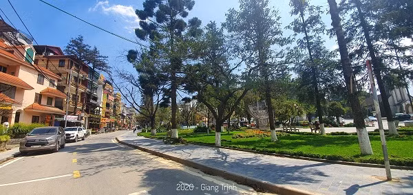 Đồng quan điểm với T.Q.T là nickname H.A.T bình luận: "Ngày thường đông đúc là thế, nhộn nhịp là thế, con virus này tàn phá nền du lịch nước nhà quá khủng khiếp. Mong nó nhanh bị tiêu diệt để cuộc sống sinh hoạt của người dân và khách du lịch trở lại bình thường".