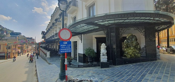 Một góc khu phố chính ở trung tâm thị trấn Sa Pa thường ngày đông đúc, tấp nập khách du lịch nhưng trong mùa dịch Covid-19 tất cả đều vắng lặng.