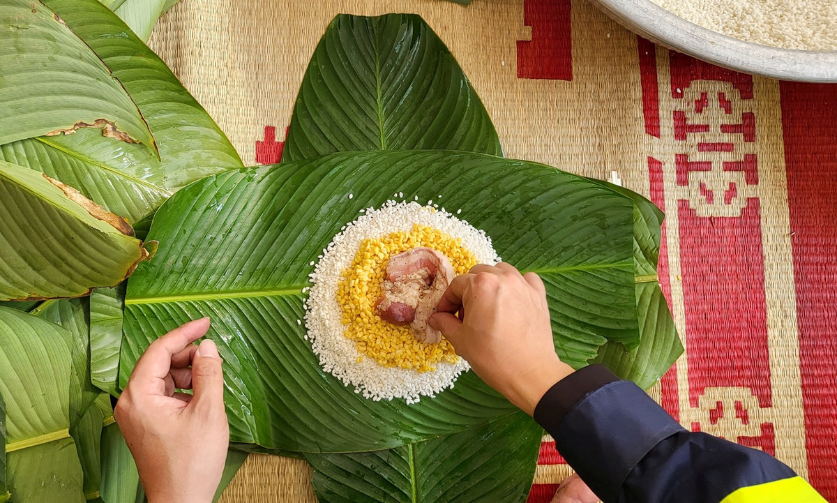 Những bàn tay mạnh mẽ trấn áp giặc lửa của các chiến sĩ Phòng cháy chữa cháy và cứu nạn cứu hộ CAQ quận Bắc Từ Liêm nay gói những chiếc bánh chưng đâu ra đấy.