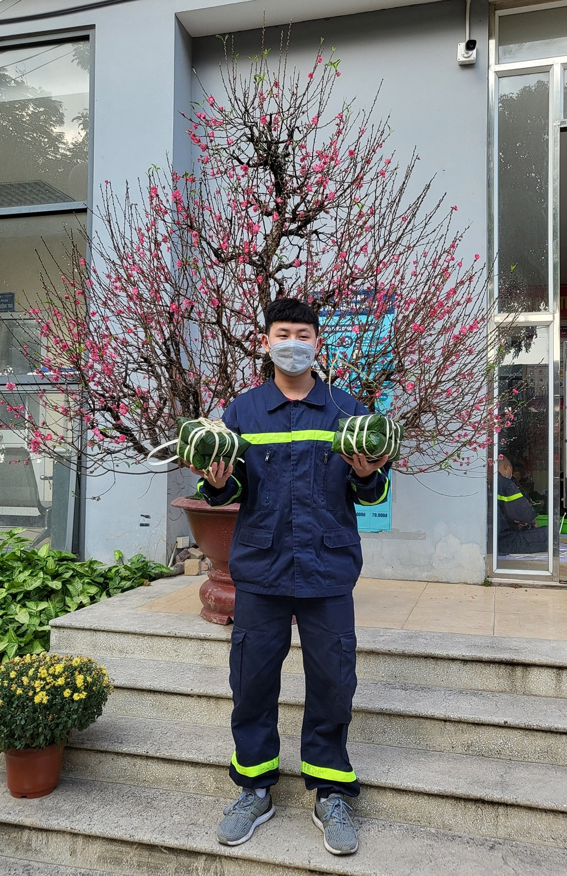 Những chiến sĩ trẻ của đội Cảnh sát Cảnh sát Phòng cháy chữa cháy và Cứu nạn cứu hộ (PCCC và CNCH) quận Bắc Từ Liêm (Hà Nội) hào hứng khoe thành quả là những chiếc bánh chưng siêu đẹp.