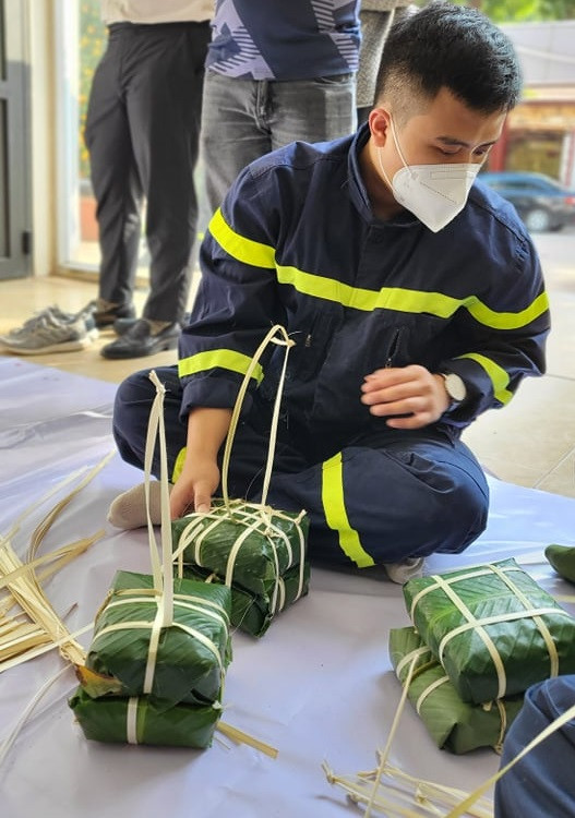 Thành quả của những đôi bàn tay lính PCCC là những chiếc bánh chưng "vuông thành, sát cạnh".