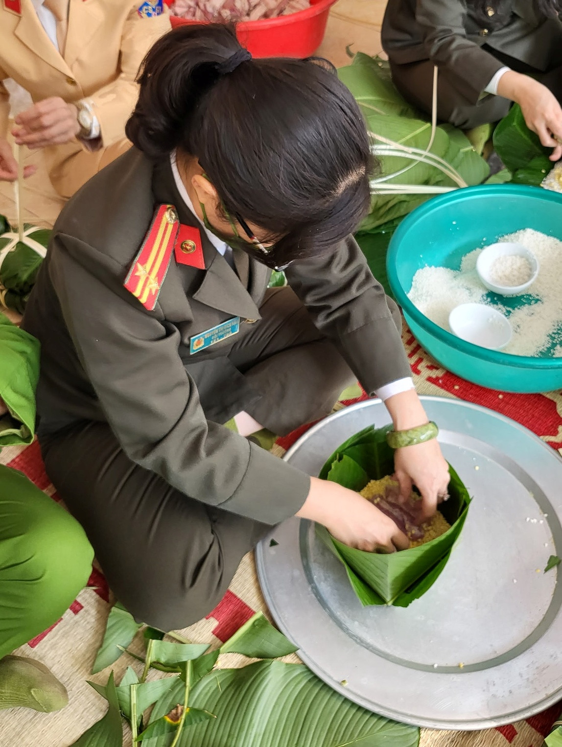 Theo chia sẻ của đồng chí Trung tá Khúc Nguyên Khánh - Phó đội trưởng đội cảnh sát Phòng cháy chữa cháy và cứu nạn cứu hộ CAQ quận Bắc Từ Liêm cho biết cả đội đã gói 130 chiếc bánh chưng để chia cho các cán bộ chiến sỹ