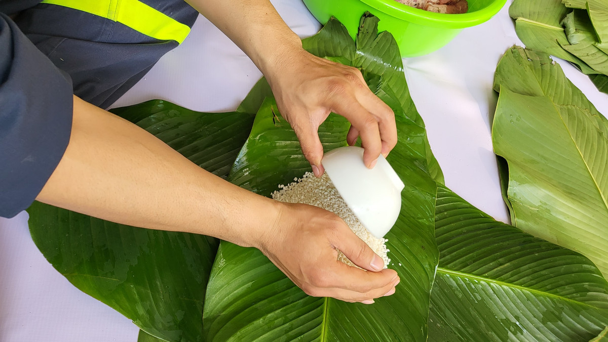 Chính vì vậy, việc tổ chức gói bánh chưng là dịp để cán bộ chiến sĩ của đơn vị này gần gũi động viên nhau khi phải xa quê hương.