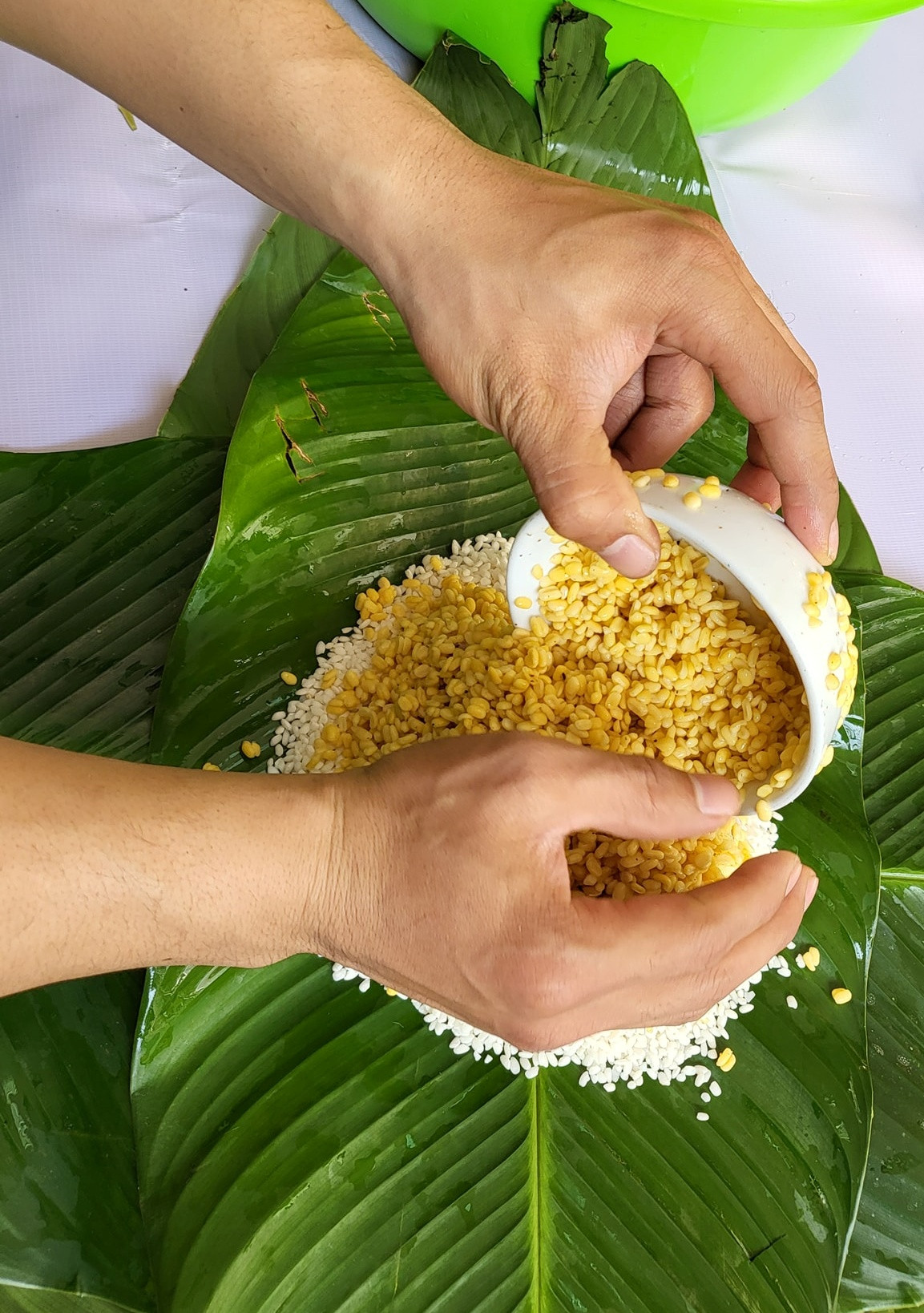 Ngay từ sáng sớm, cán bộ chiến sĩ của đơn vị đã phân công nhau lo việc gói bánh chưng. Nguyên liệu và những chiếc lá dong được các đồng chí chọn lựa kỹ càng, sạch sẽ để làm sao cho ra được mẻ bánh ngon nhất, đẹp mắt nhất.