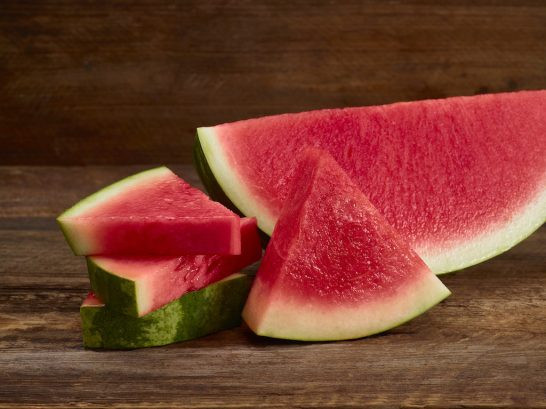 Thay vào đó, anh ta dùng móng tay của mình ấn mạnh liên tiếp vào phần đáy quả. Chỉ trong chớp mắt, quả dưa hấu đã nứt toác ra.