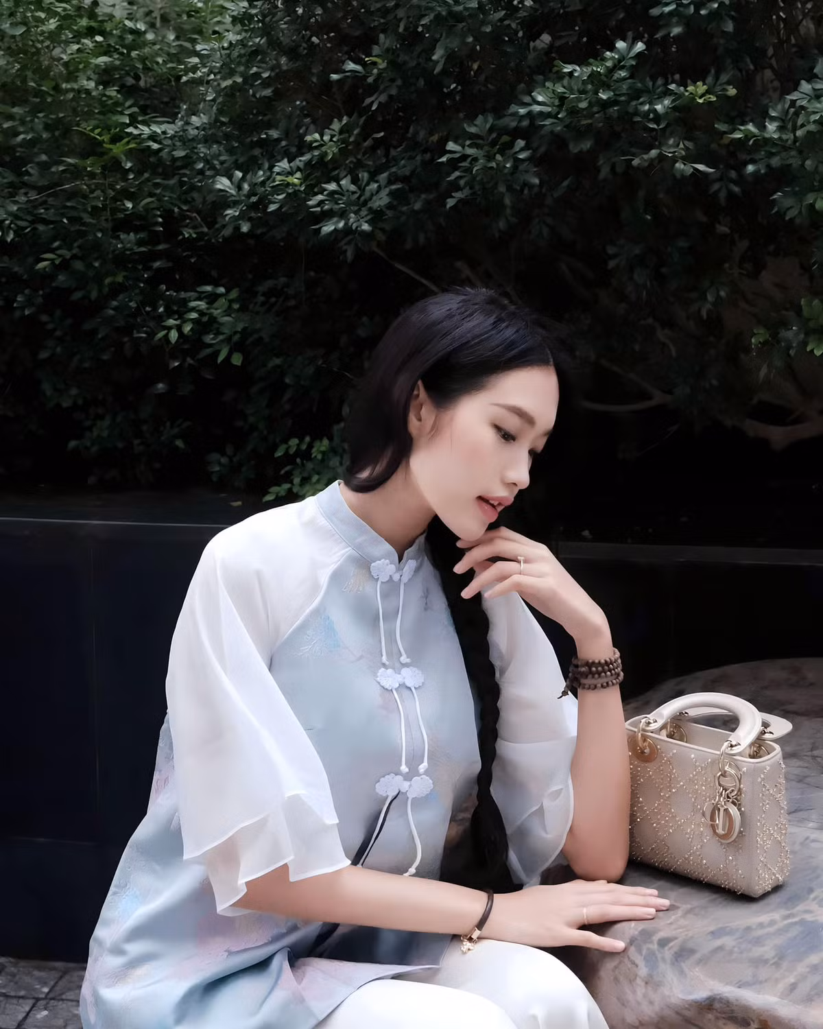 Mới đây người đẹp sinh năm 2001 còn khoe bộ ảnh cận Tết với bộ trang phục lấy cảm hứng từ trang phục truyền thống. Thiết kế gồm áo vải gấm phối tơ dáng suông, đi cùng quần lụa mềm mại.