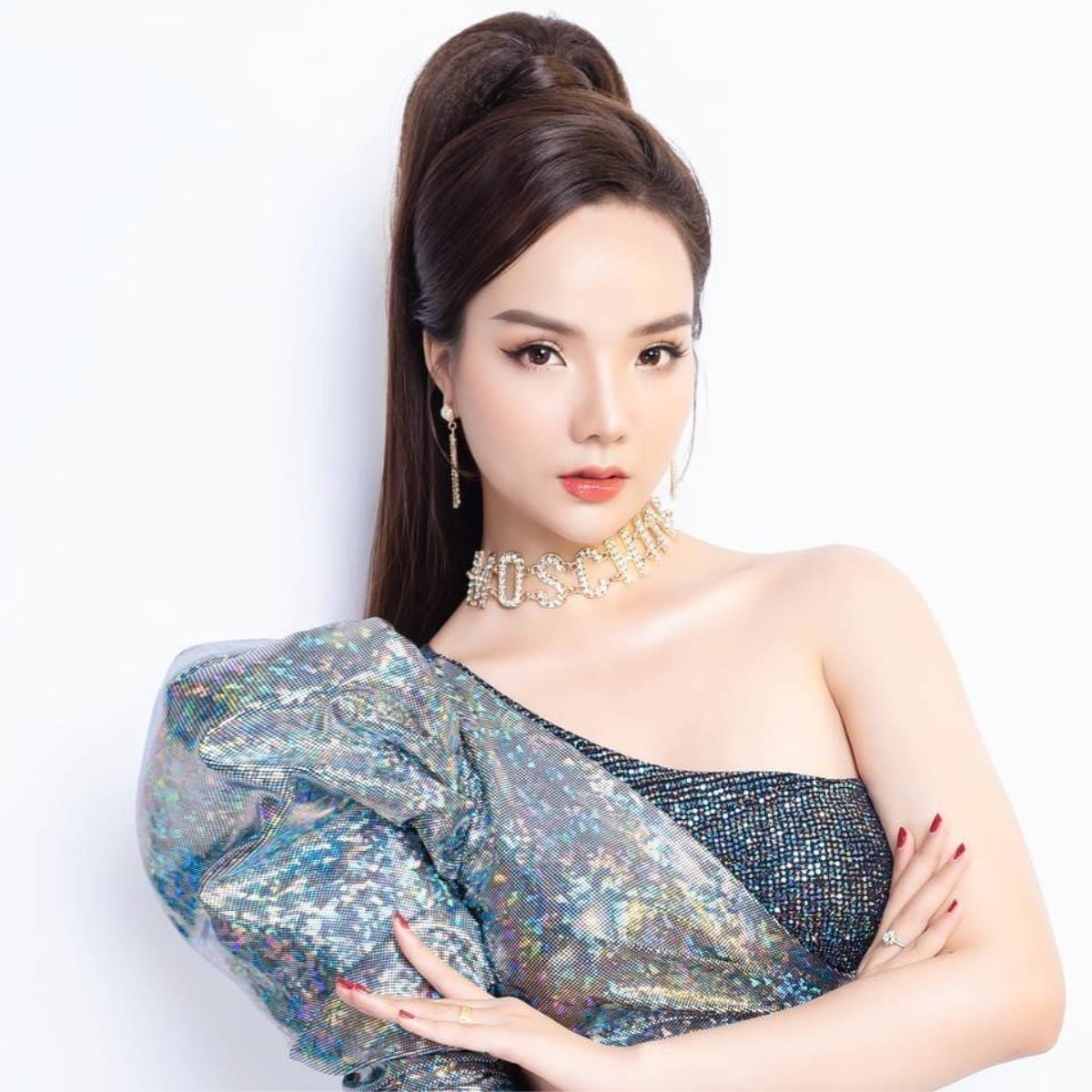 Phan Thủy Tiên tên thật là Phan Thị Thủy Tiên - sinh ra và lớn lên tại Hà Nội. Cô được biết đến với vai trò TikToker, youtuber nổi tiếng và cũng đang giữ chức danh Giám Đốc Đại Diện Thương Hiệu Zenpali T tại Công Ty TNHH Thương Mại &amp; Dịch vụ Zenpali-T.