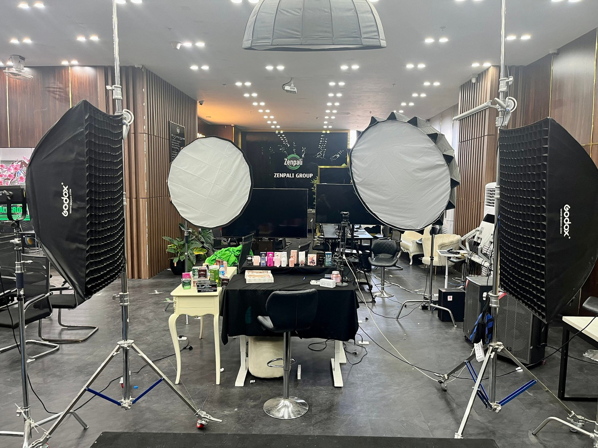 Toàn bộ sản phẩm nước hoa này được bán chủ yếu bằng hình thức livestream trên các nền tảng thương mại điện tử như Tiktok, Facebook dưới một số tài khoản, điển hình như tài khoản "Phan Thủy Tiên" với hơn 4 triệu lượt follow. Đây cũng chính là hot Tiktoker bán hàng nổi tiếng trên nền tảng Tiktokshop trong thời gian qua.