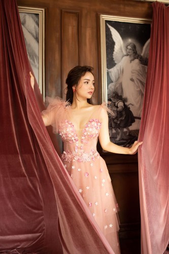 Với khuôn mặt khả ái và vóc dáng chuẩn chỉnh Thủy Tiên từng lọt Top 10 Người mẫu nữ hoàng trang sức Việt Nam 2017 và đạt danh hiệu Hoa Hậu Khả Ái tại Miss International Queen Pageant.