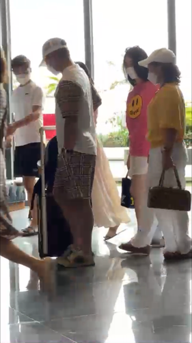 Trong đợt nghỉ lễ dài 30/4 và 1/5 vừa qua, Quang Hải bị team qua đường bắt gặp đưa bạn gái tin đồn Chu Thanh Huyền và gia đình đi du lịch ở Cát Bà (Hải Phòng).