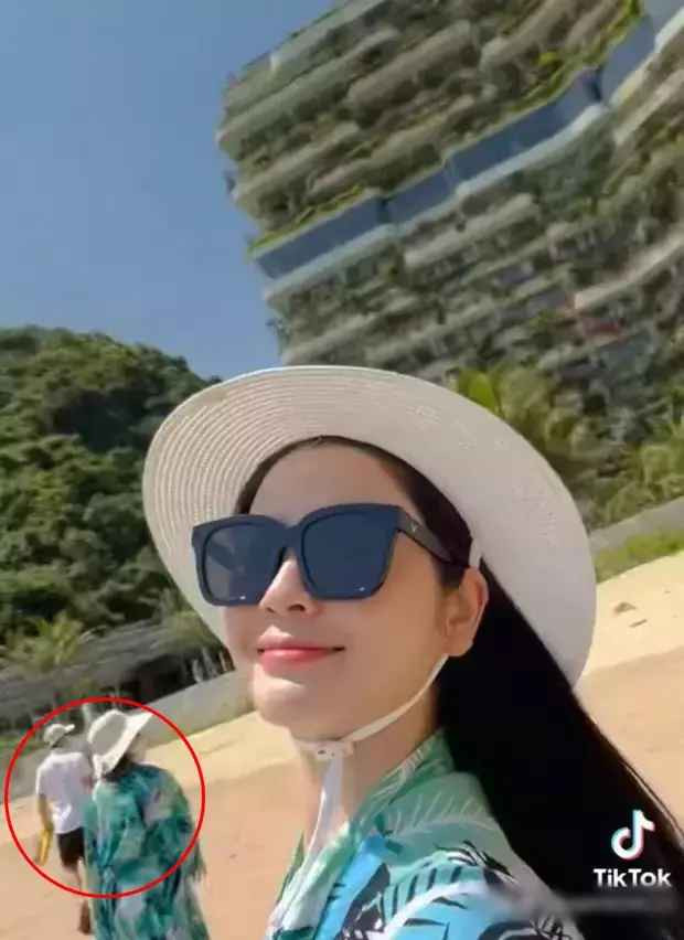 Cụ thể, trước đó Thanh Huyền đã đăng tải một clip trên TikTok ghi lại khoảng khắc đang đi dạo bờ biển. Clip được tua rất nhanh, nhưng bằng con mắt cú vọ cư dân mạng nhanh chóng soi được xuất hiện trong clip không chỉ có một mình nàng WAGs.