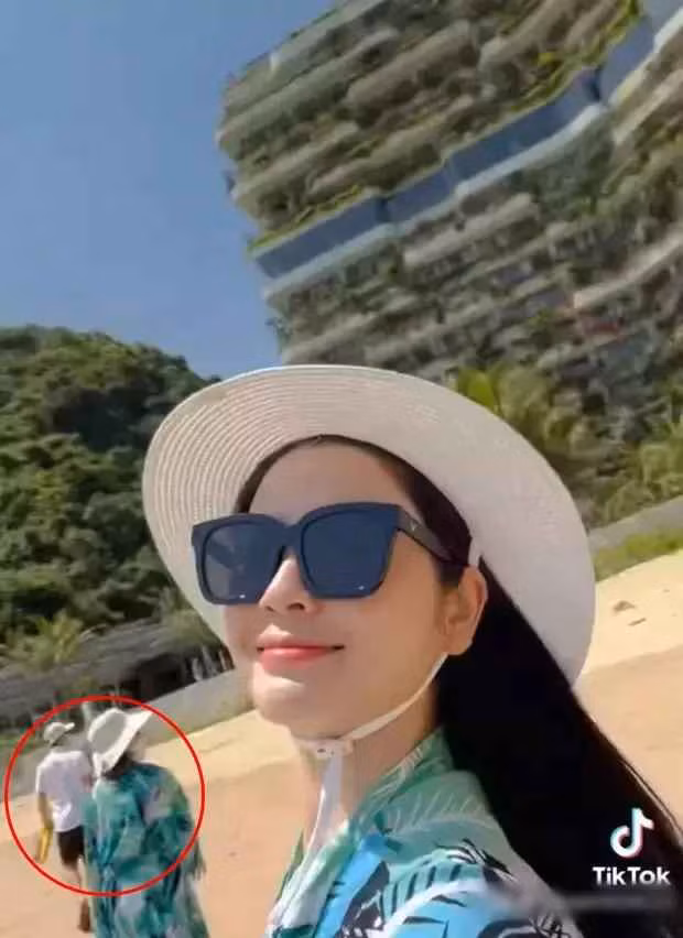 Cụ thể, trước đó Thanh Huyền đã đăng tải một clip trên TikTok ghi lại khoảng khắc đang đi dạo bờ biển. Clip được tua rất nhanh, nhưng bằng con mắt cú vọ cư dân mạng nhanh chóng soi được xuất hiện trong clip không chỉ có một mình nàng WAGs.