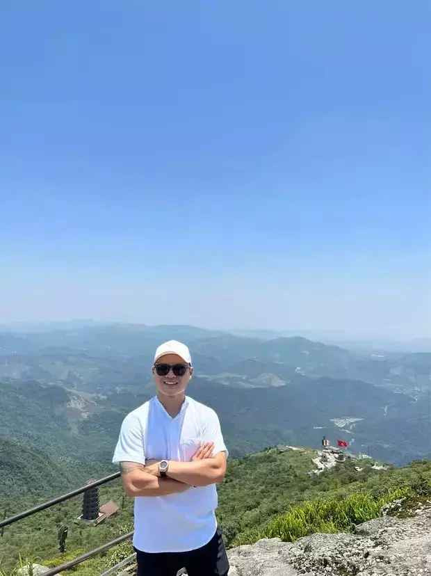 Theo đó, Quang Hải và mẹ ruột được cho xuất hiện chớp nhoáng vài giây trong clip của Thanh Huyền.