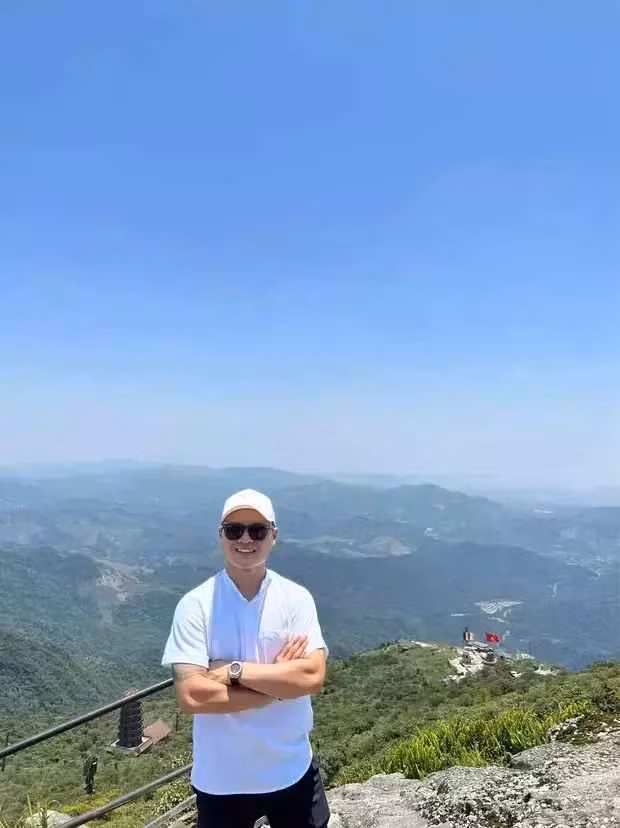 Theo đó, Quang Hải và mẹ ruột được cho xuất hiện chớp nhoáng vài giây trong clip của Thanh Huyền.