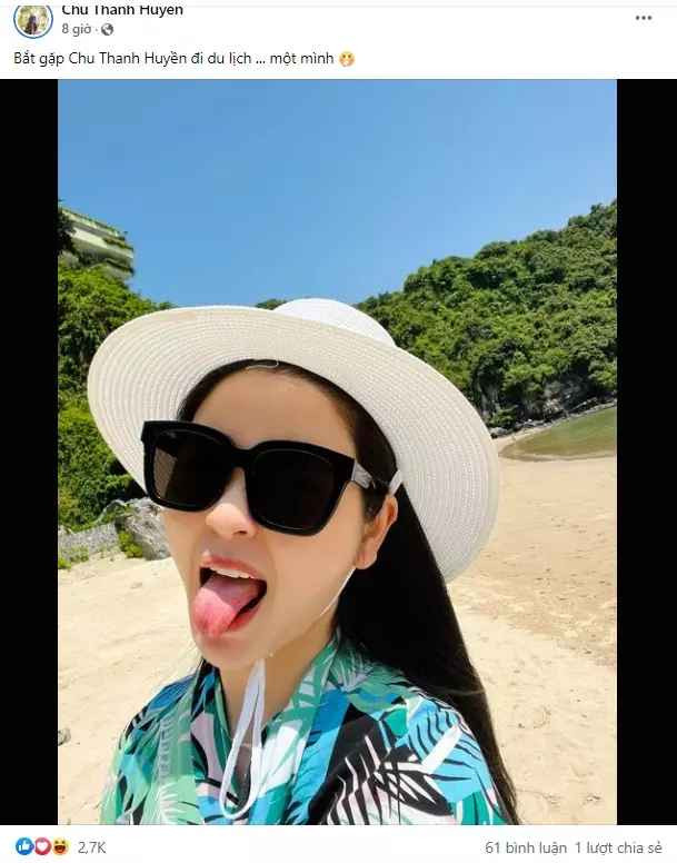 Thật trùng hợp khi Quang Hải cũng vừa mới đăng bức ảnh với trang phục y hệt trong video Thanh Huyền đăng. Trong khi mẹ và bạn gái tin đồn cùng mặc áo choàng màu xanh.