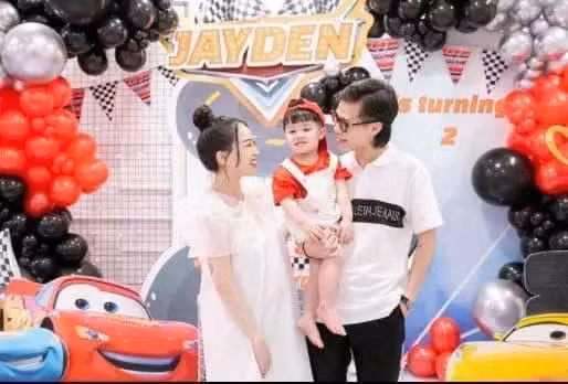 Con đầu lòng hơn 1 tuổi, Joyce lại tiếp tục thông báo mình đã mang bầu và gia đình chuẩn bị đón thêm thành viên mới.