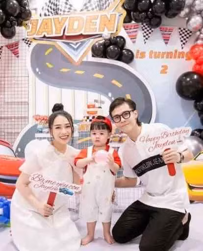 Nhìn ảnh, nhiều người đoán tiệc sinh nhật của cháu ngoại Minh Nhựa được tổ chức tại nhà với sự tham dự của người thân thiết. Không gian buổi tiệc được trang hoàng rất chỉn chu và hút mắt.