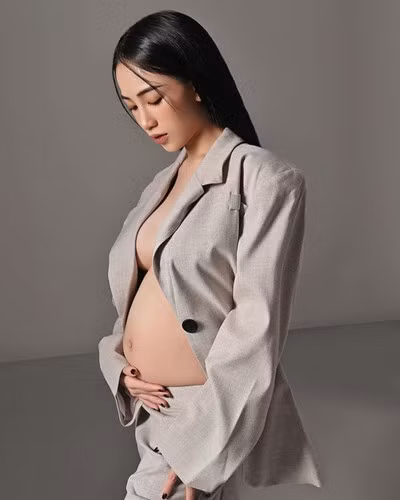 Còn với bà mẹ trẻ chuẩn bị 2 con Joyce Phạm, kể từ khi thông báo mang bầu lần hai, con gái Minh Nhựa vẫn cực chăm up ảnh trên những tài khoản mạng xã hội.