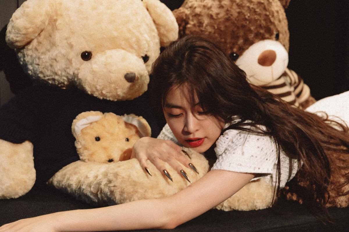 Những sản phẩm của Hoàng Thùy Linh thời gian qua hướng tới màu sắc dân gian khi đưa hình ảnh truyền thống như tứ phủ, trang phục dân tộc vào các MV.