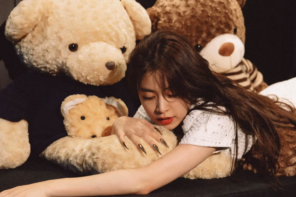 Những sản phẩm của Hoàng Thùy Linh thời gian qua hướng tới màu sắc dân gian khi đưa hình ảnh truyền thống như tứ phủ, trang phục dân tộc vào các MV.