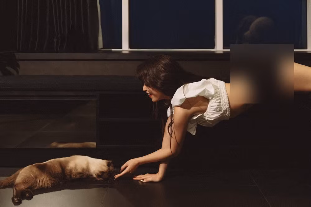 Thế nhưng, bên cạnh những lời bình luận khen ngợi về vẻ đẹp của nữ ca sĩ Hoàng Thùy Linh có không ít ý kiến khiếm nhã, đem sai lầm về video nhạy cảm trong quá khứ nhắc lại.