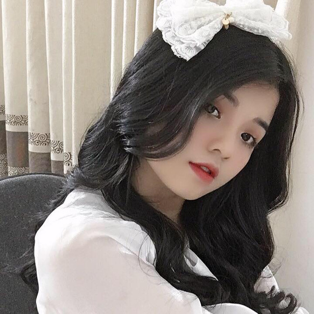 Dẫu cho bản thân có nhiều ưu điểm nhưng hiện tại, Em Bé lại bất ngờ vang danh và thực sự được đông đảo mọi người biết đến nhờ vào hành động gây tranh cãi với Độ Mixi.