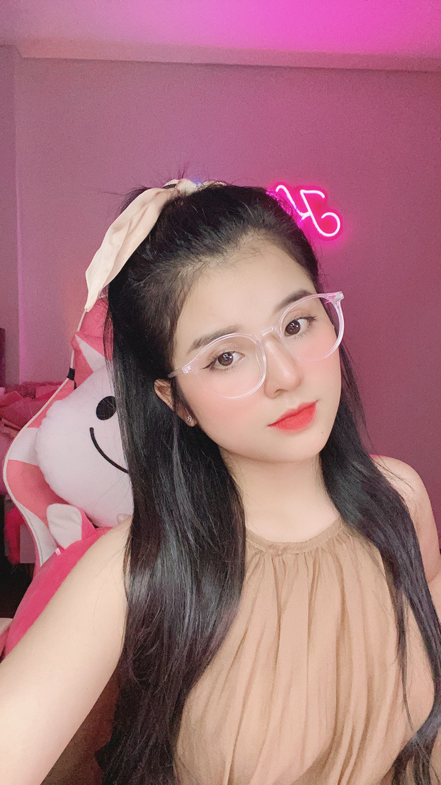 Đáng nói là việc làm này của cô lại nhận về nhiều ý kiến trái chiều. Hầu hết các ý kiến đều cho rằng, cô gái xuất hiện cạnh Độ Mixi đã chen ngang chỗ rồi vô tư khoác tay nam streamer trong khi biết rõ là anh đã có vợ con.